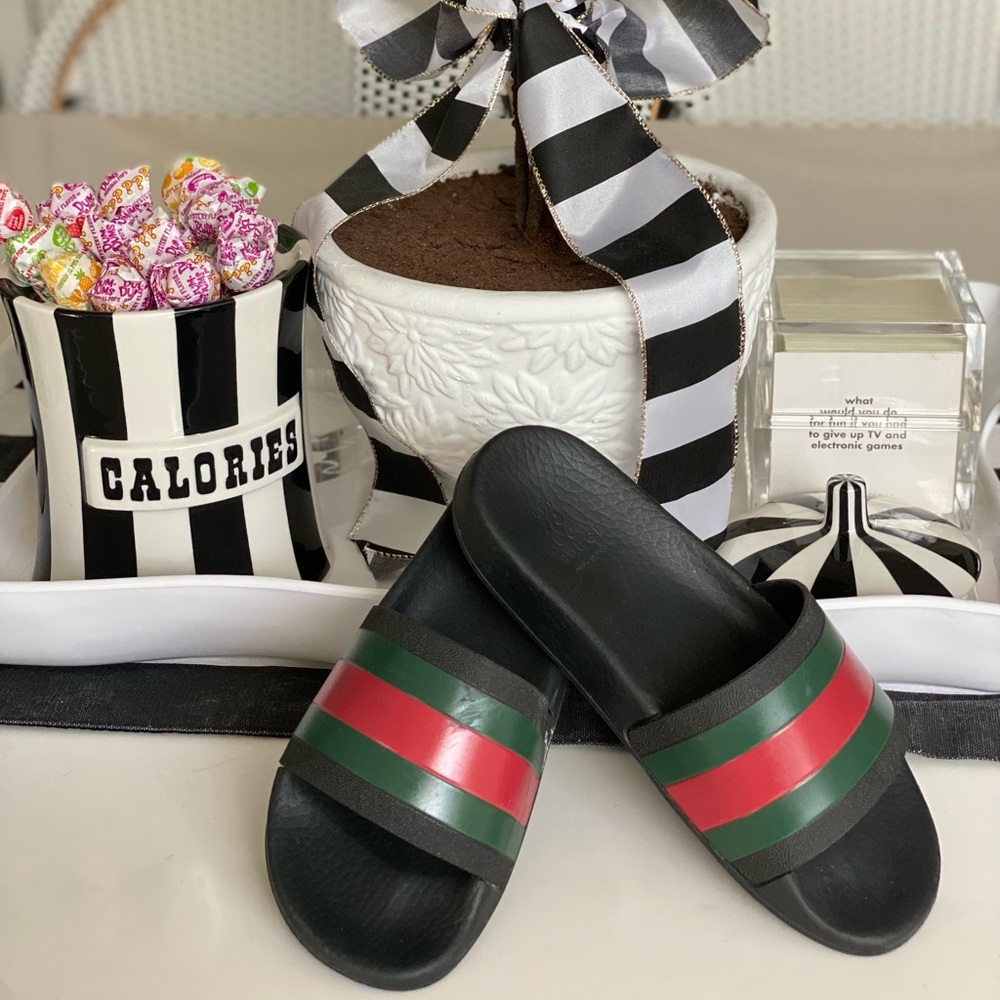 Gucci slides. Size 13.5. Gucci size 32 kids